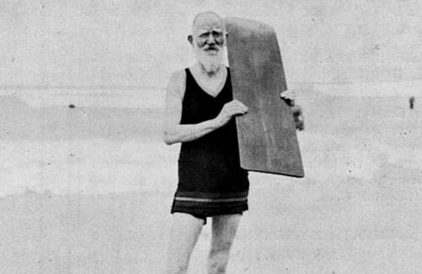 Джордж Бернард Шоу занимается серфингом на пляже в Кейптауне, 1931 год