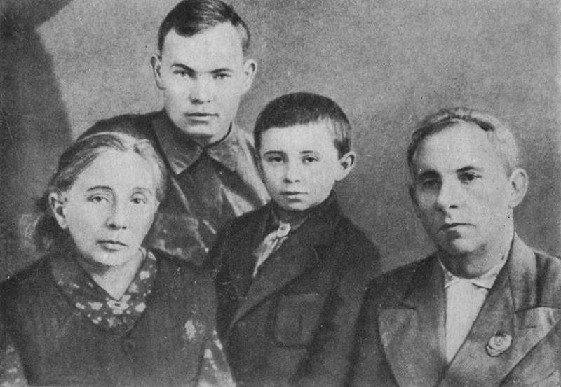 Максим Рыльский с женой, сыном Богданом и Михаилом Стельмахом, 1942 год