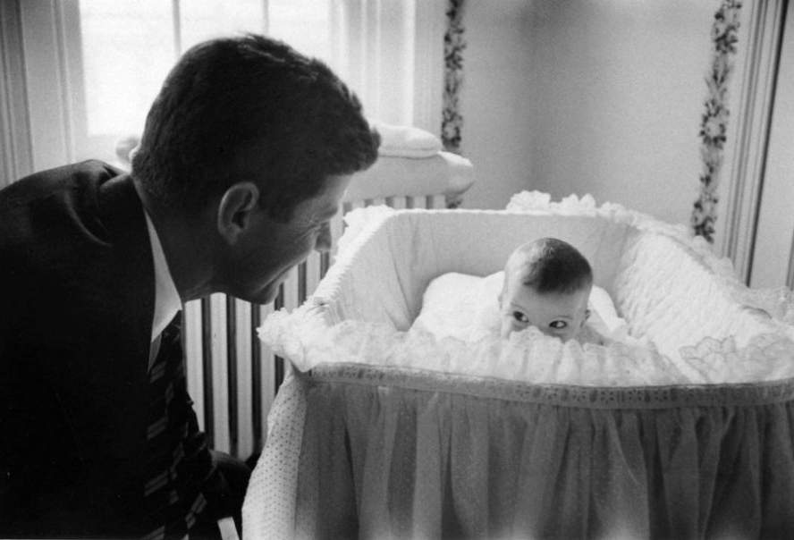Джон Кеннеди со своей дочерью Кэролайн, 1958 год
