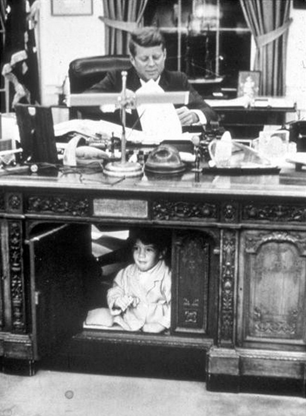 Джон Кеннеди играет с сыном в Овальном кабинете, 15 октября 1963 года