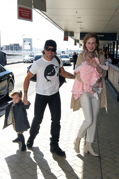 Николь Кидман с семьей в аэропорту