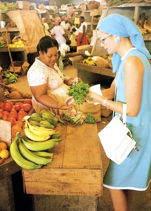 Грейс Келли на рынке во время отдыха на Ямайке, 1967 год