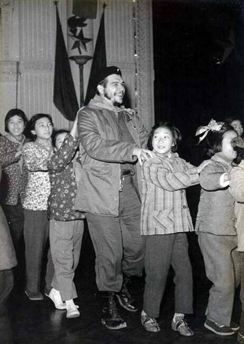 Че Гевара водит хоровод в детском саду в Шанхае, 1960 год