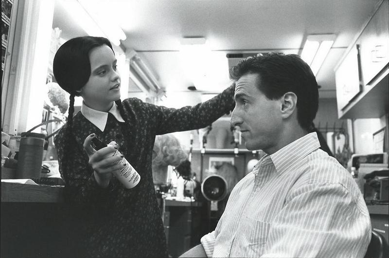 Кристина Риччи и сценарист Пол Рудник на съемках фильма "Ценности семейки Аддамс", 1993 год