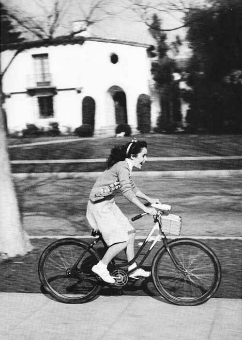Двенадцатилетняя Элизабет Тейлор катается на велосипеде по Беверли-Хиллз, 1944 год