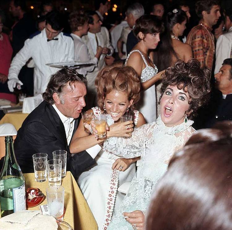 Ричард Бертон, Клаудия Кардинале и Элизабет Тейлор на вечеринке Ca’ Vendramin Calergi в рамках Венецианского кинофестиваля, 1967 год