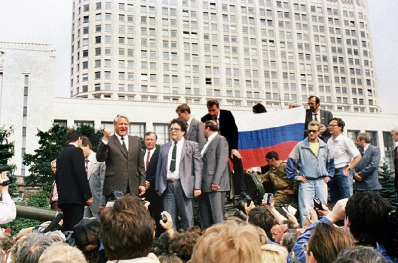 Борис Ельцин на бронетранспортере призывает своих сторонников к всеобщей забастовке, 19 августа 1991 года
