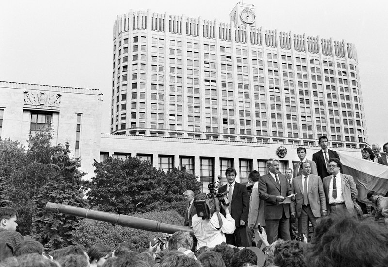Борис Ельцин на бронетранспортере призывает своих сторонников к всеобщей забастовке, 19 августа 1991 года