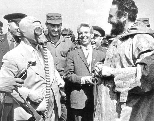 Никита Хрущев демонстрирует Фиделю Кастро новую модель противогаза, Москва, 1963 год