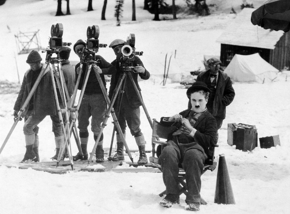 Чарли Чаплин: автор, режиссер и исполнитель главной роли в фильме «Золотая лихорадка», 1925 год.