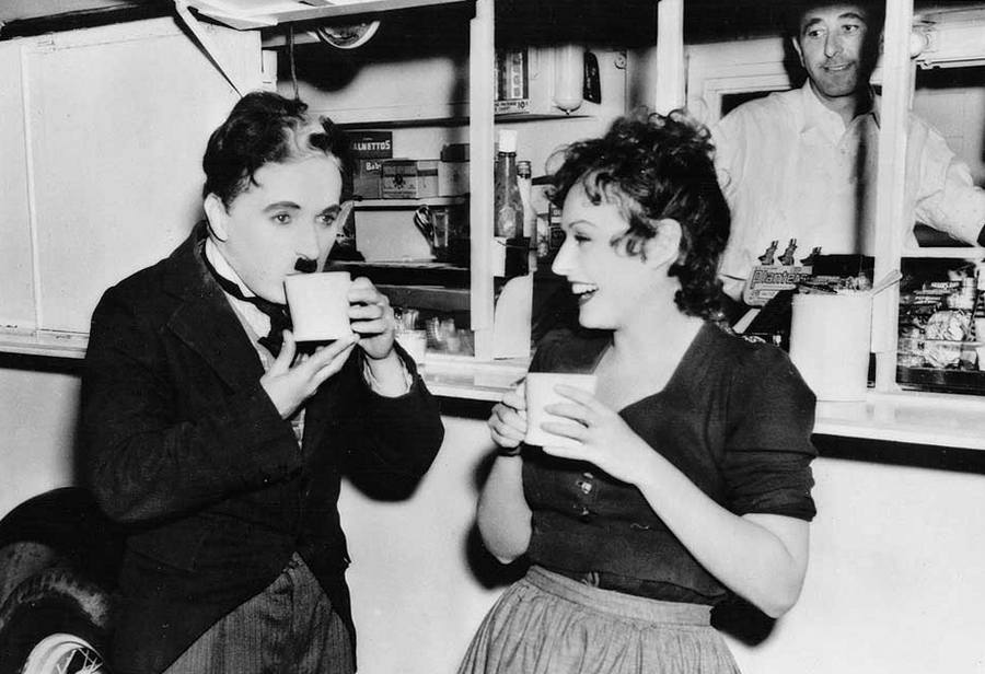 Чарли Чаплин и Полетт Годдар пьют чай во время перерыва на съемках картины "Великий диктатор", 1940 год