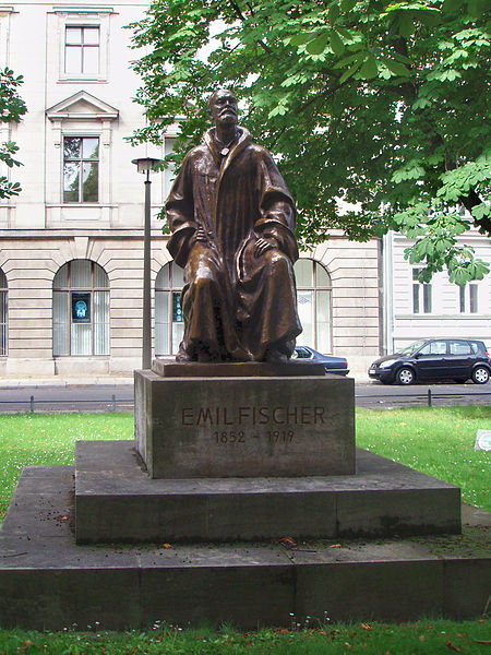 Памятник Эмилю Герману Фишеру в Берлине