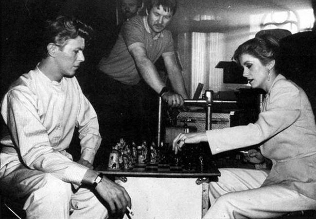 Дэвид Боуи и Катрин Денев играют в шахматы во время перерыва на съемках фильма "Голод", 1982 год