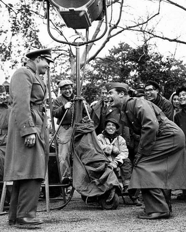 Марлон Брандо и Джеймс Гарнер во время перерыва на съемках фильма "Сайонара", 1957 год