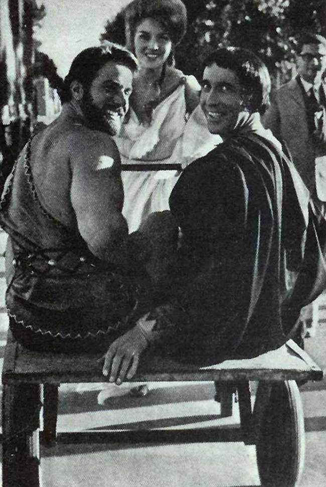 Леонора Руффо катает на тележке Рега Парка и Кристофера Ли на съемках фильма "Подвиги Геракла: Геракл в царстве теней", 1961 год