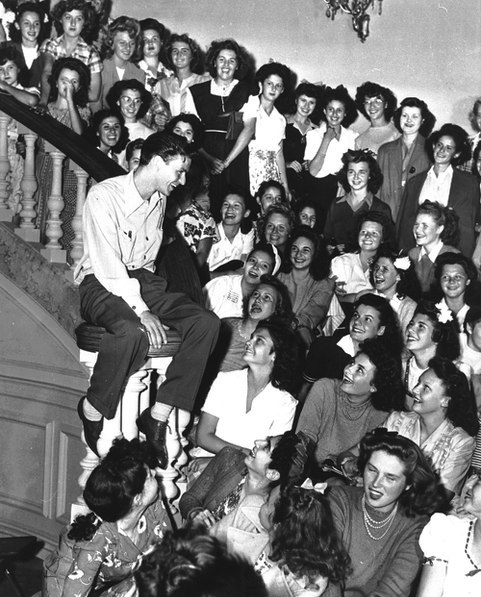 Фрэнк Синатра в окружении своих фанаток, 1943 года