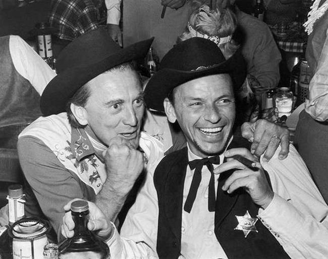 Кирк Дуглас и Фрэнк Синатра на вечеринке благотворительной организации Share Inc., 1959 год