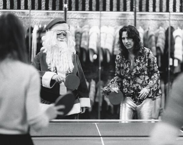 Элис Купер играет в настольный теннис с Санта-Клаусом в универмаге Александра в Нью-Йорке, 1972 год