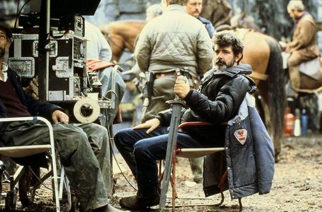 Джордж Лукас с мечом на съемках фильма "Виллоу", 1987 год