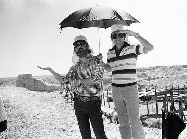 Джордж Лукас и продюсер Ховард Дж. Казанян на съемках фильма "Индиана Джонс: В поисках утраченного ковчега", 1980 год
