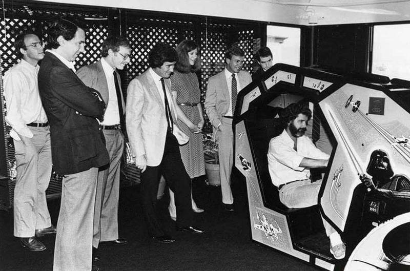 Джордж Лукас тестирует аркадную игру Atari Star Wars, 1983 год