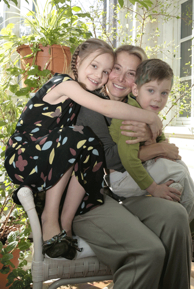 Юлия Высоцкая с детьми