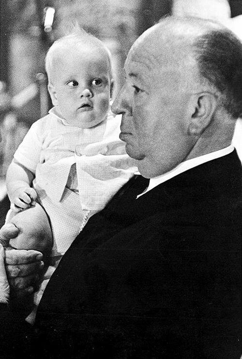 Альфред Хичкок с ребенком на съемках фильма "Птицы", 1962 год