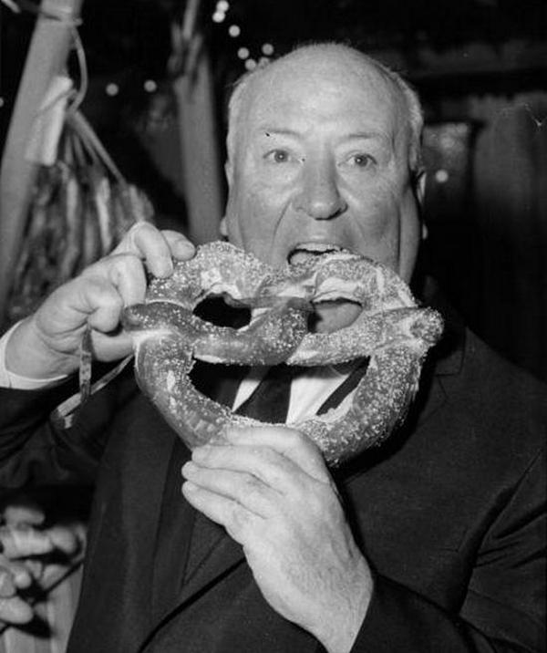 Альфред Хичкок ест крендель на премьере фильма "Психо", 1960 год