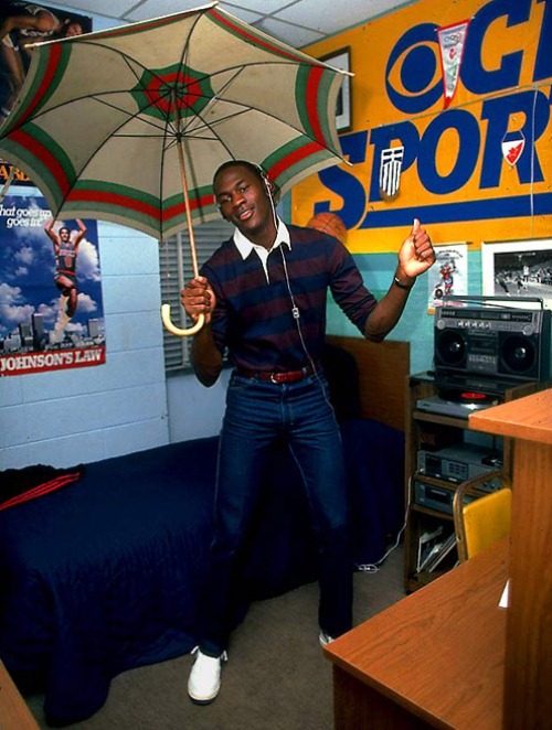 Майкл Джордан в своей комнате в общежитии колледжа при Университете Северной Каролины, 1983 год