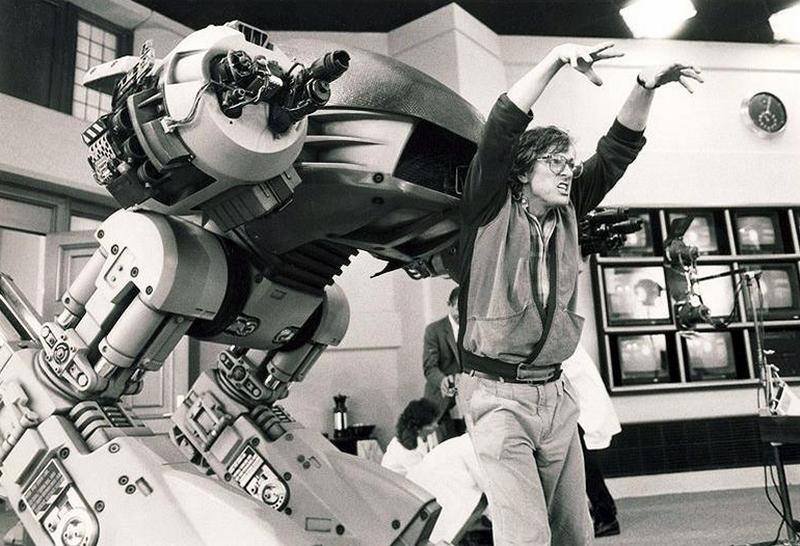 Пол Верховен вместе с роботом ED-209 на съемках фильма "Робокоп", 1987 год