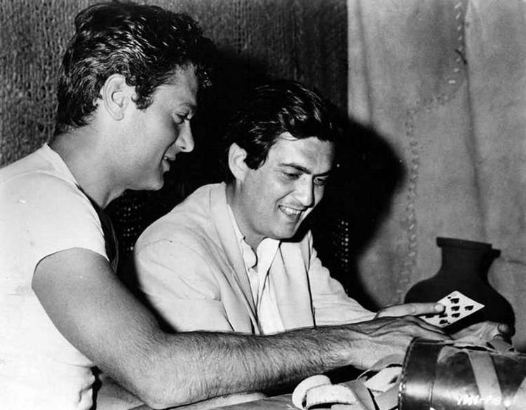 Тони Кертис и Стэнли Кубрик играют в карты во время съемок фильма "Спартак", 1960 год