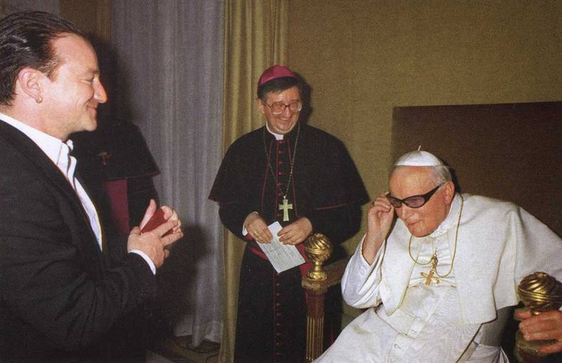 Папа Иоанн Павел II меряет очки Боно во время их знакомства в 1999 году