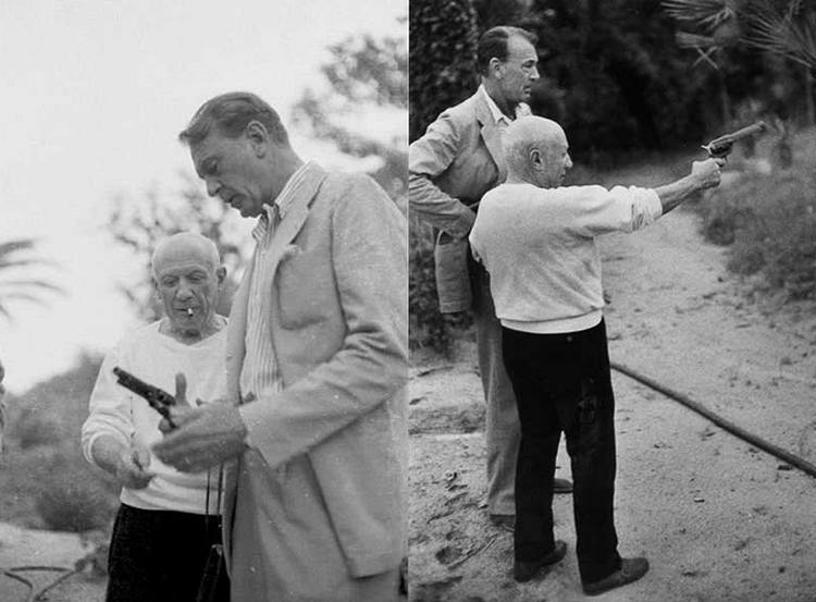 Актер Гэри Купер учит Пабло Пикассо стрелять из револьвера, 1959 год