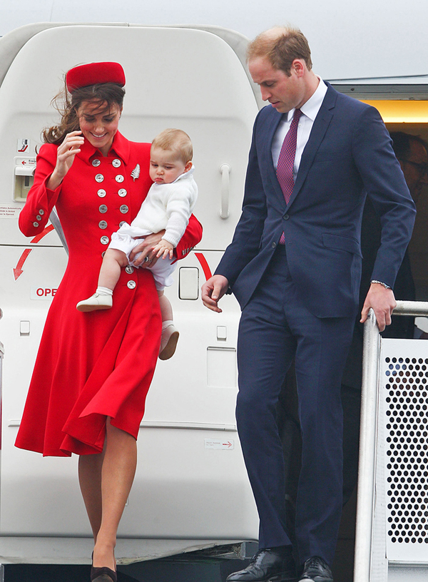 Принц Уильям и Кэтрин вышли в свет с сыном