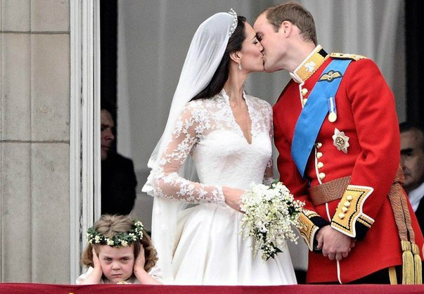Пожалуй, самая известная фотография состоявшейся 29 апреля 2011 года свадьбы принца Уильяма и Кейт Миддлтон, на балконе Букингемского дворца.