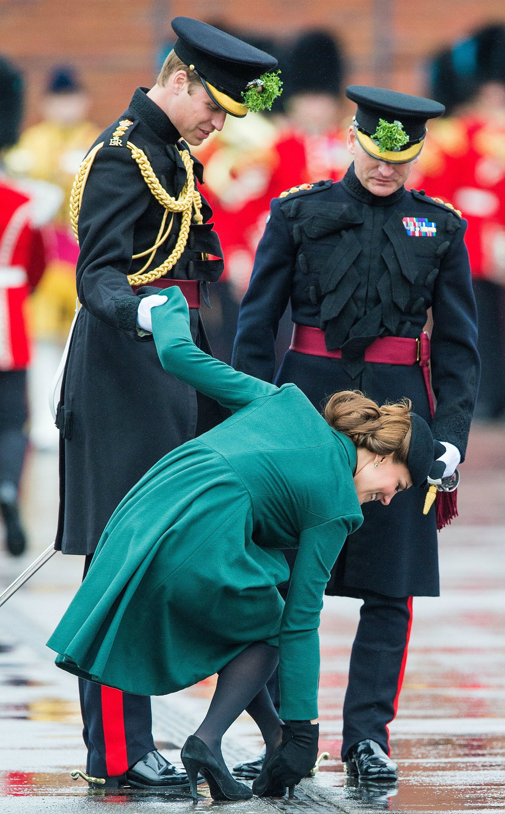 Принц Уильям помогает своей жене на параде в честь Дня Святого Патрика в Олдершоте: в герцогини Кембриджской застрял в решетке каблук, 17 марта 2013 года