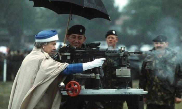 Королева Елизавета II во время своего посещения Британской Армии