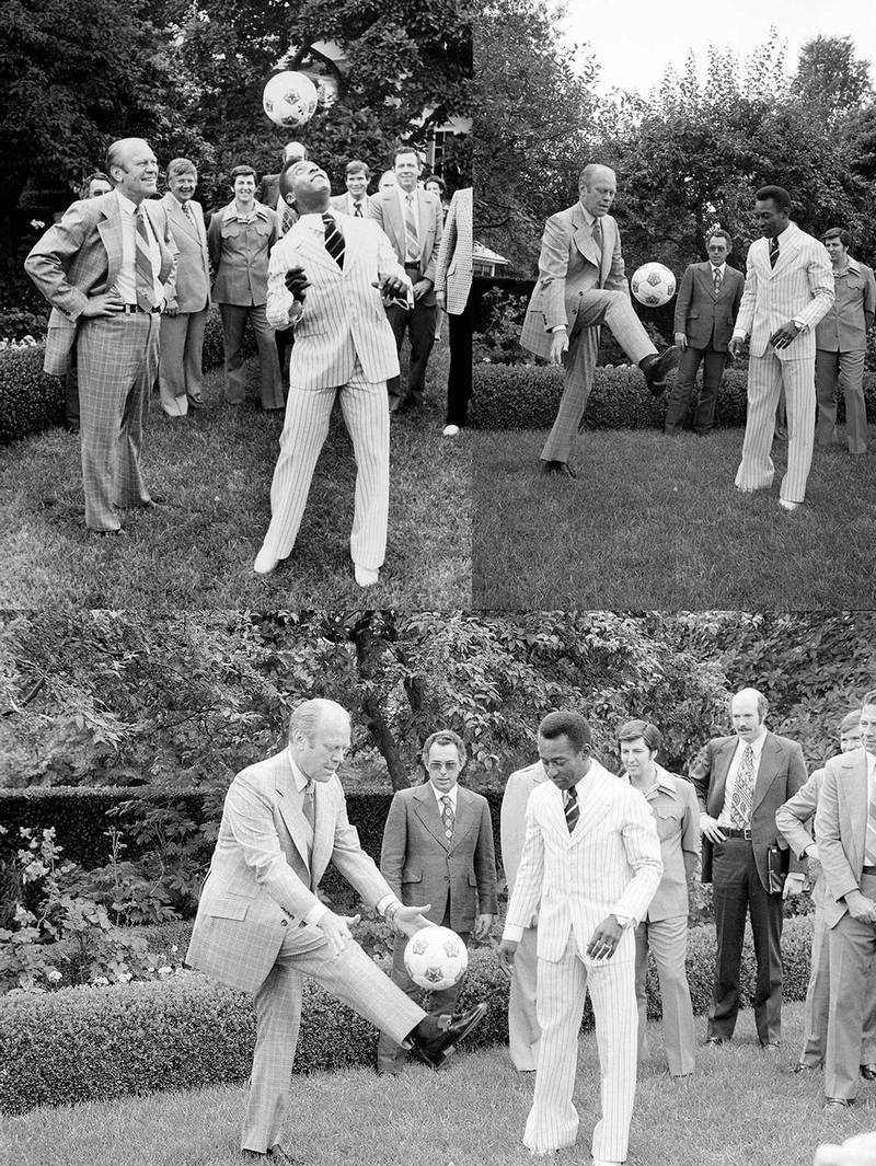 38-й президент США Джеральд Форд играет в мяч с Пеле на лужайке Белого дома, 1975 год