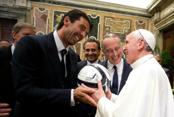 Итальянский голкипер Джанлуиджи Буффон дарит мяч Папе Франциску во время личной аудиенции в Ватикане