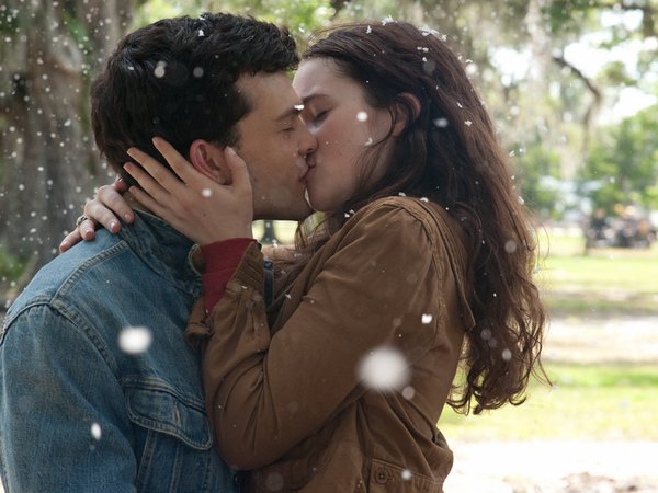 Лучшие поцелуи из фильмов 2013 года