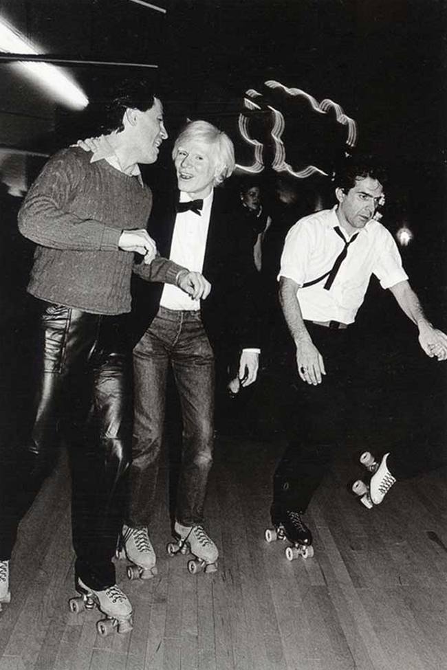 Энди Уорхол катается на роликах на катку Roxy Roller, 1980 год