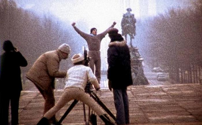 Джон Г. Эвилдсен контролирует процесс съемки культовой сцены из фильма "Рокки" с участием Сильвестра Сталлоне, 1976 год