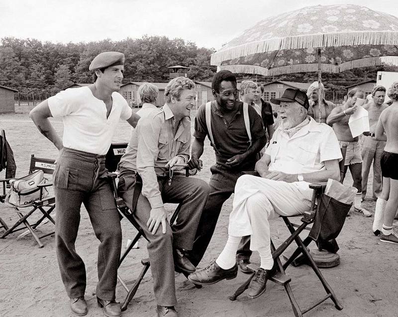 Сильвестр Сталлоне, Майкл Кейн, Пеле и Джон Хьюстон на съемках фильма "Победа", 1980 год