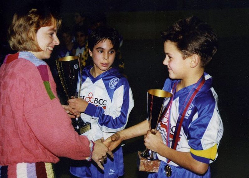 Роджер Федерер после победы в юниорском футбольном турнире, 1993 год