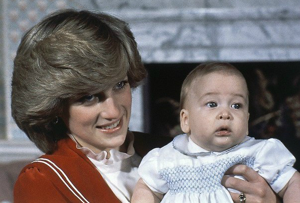 Принцесса Диана держит своего 6-месячного сына, принца Уильяма, в Кенсингтонском дворце. (Лондон, 1982 год)