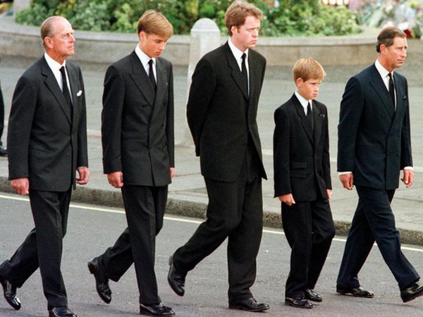 Принц Филипп, принц Уильям, Эрл Спенсер, принц Гарри и принц Чарльз идут по территории Вестминстерского аббатства, 1997 год