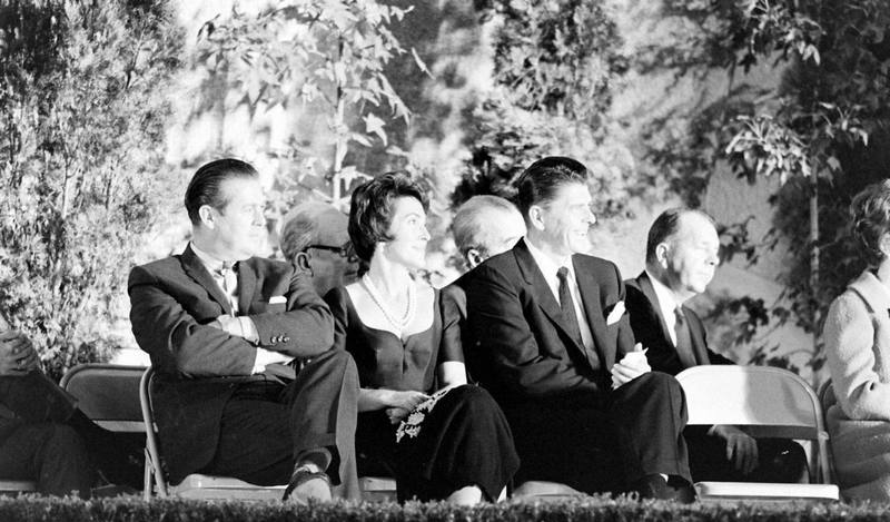 Нэнси Рейган (по центру) и ее муж Рональд Рейган (справа) на антикоммунистическом собрании в Лос-Анджелесе, 1961 год