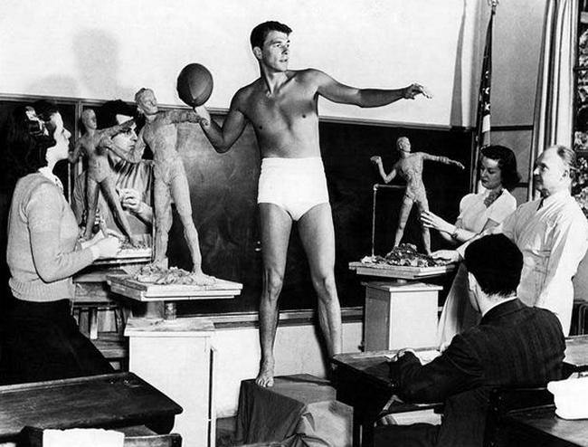 Рональд Рейган позирует в скульптурном классе Университета Южной Калифорнии в качестве примера "идеального мужского телосложения", 1940 год