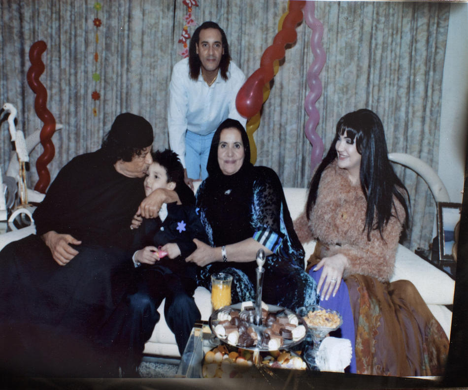 Фотографии, найденные в особняке Муаммара Каддафи