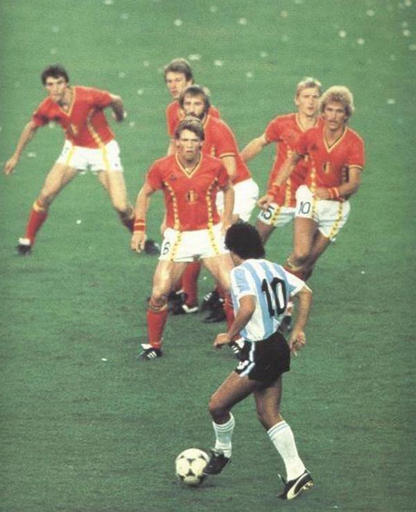 Диего Марадона против шести игроков сборной Бельгии на Чемпионате мира, 13 июня 1982 года